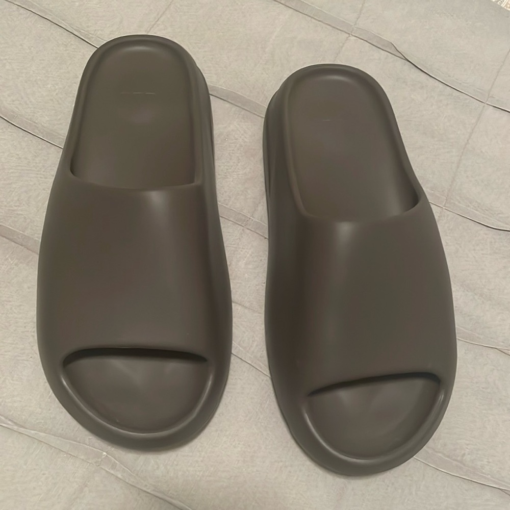 Yeezy slides - stout colour